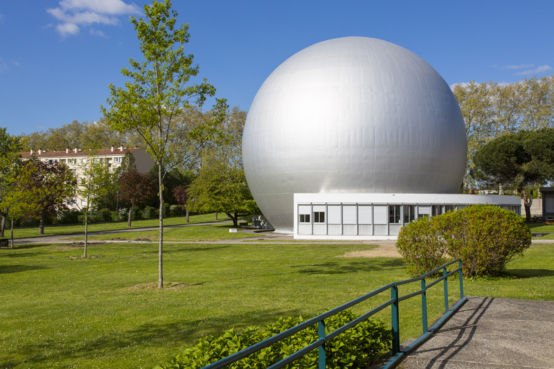 La Boule du CEMES à Toulouse, bâtiment sphérique en acier de 25 mètres de diamètres